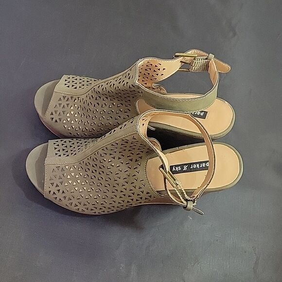 BRAND NEW PARKER&SKY ADJUSTABLE BUCKLE OPEN TOE CUTOUT WEDGE SANDAL - Picture 9 of 14